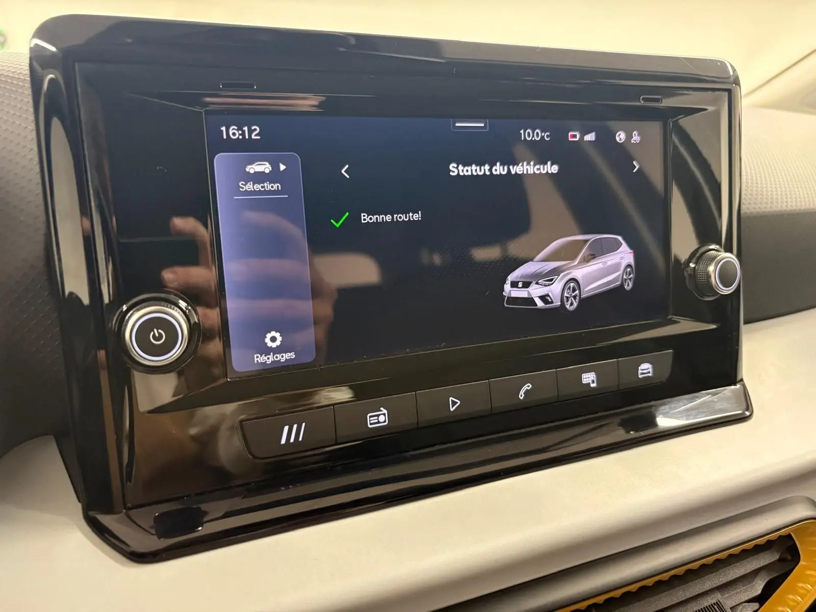 Écran tactile central de la SEAT Ibiza 2024 gris magnétique affichant le statut du véhicule et les réglages.