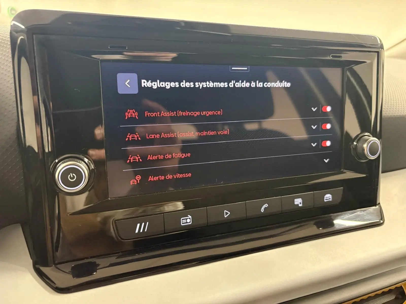 Écran tactile du système d'infodivertissement de la SEAT Ibiza 2024 affichant les réglages d'aide à la conduite.