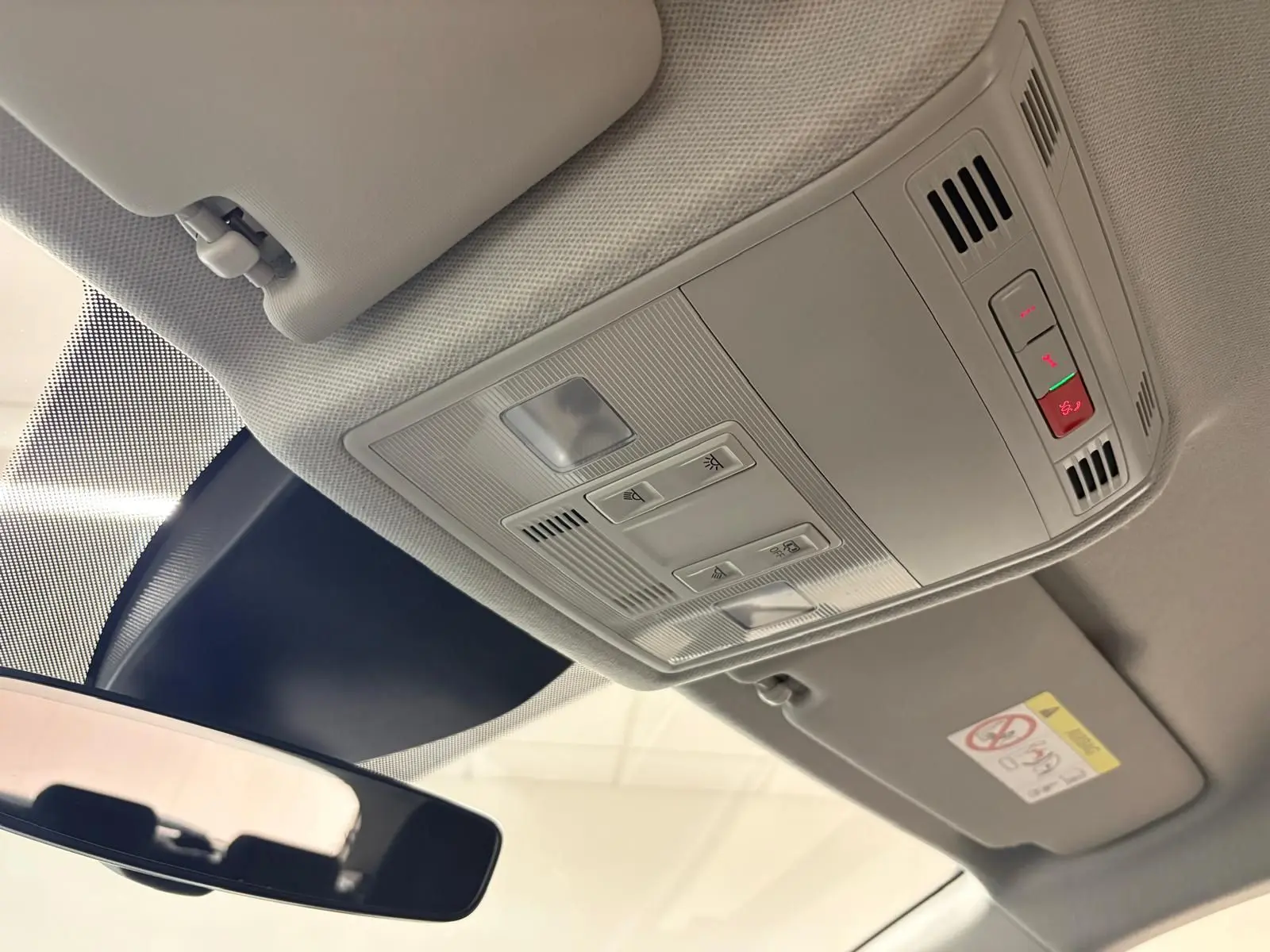Plafonnier intérieur avec commandes d’éclairage et pare-soleil gris dans une SEAT Ibiza 2024 gris magnétique.