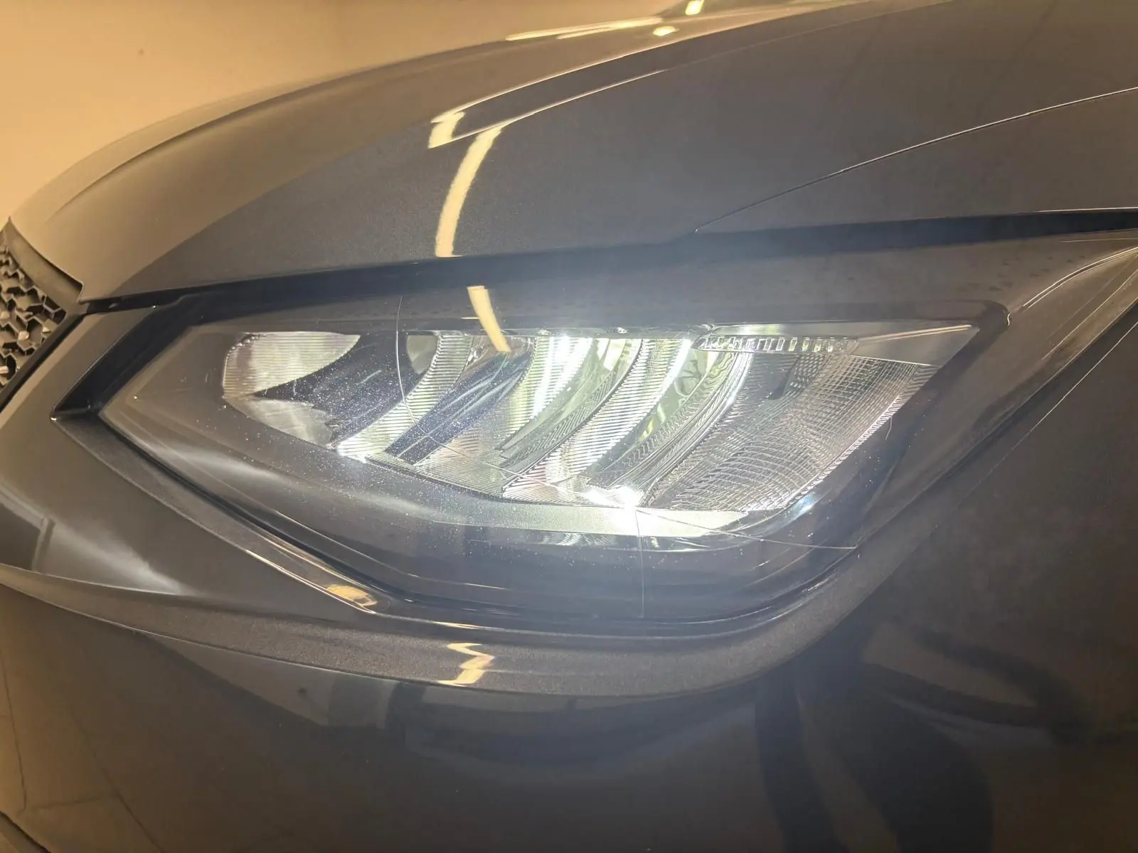 Gros plan sur le phare avant droit de la SEAT IBIZA 2024 en gris magnétique, mettant en valeur ses lignes modernes et précises.