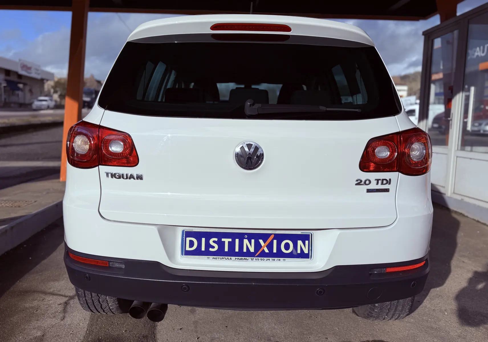 Vue arrière d’un Volkswagen Tiguan blanc 2.0 TDI 2010 avec double sortie d’échappement et plaque Distinxion.