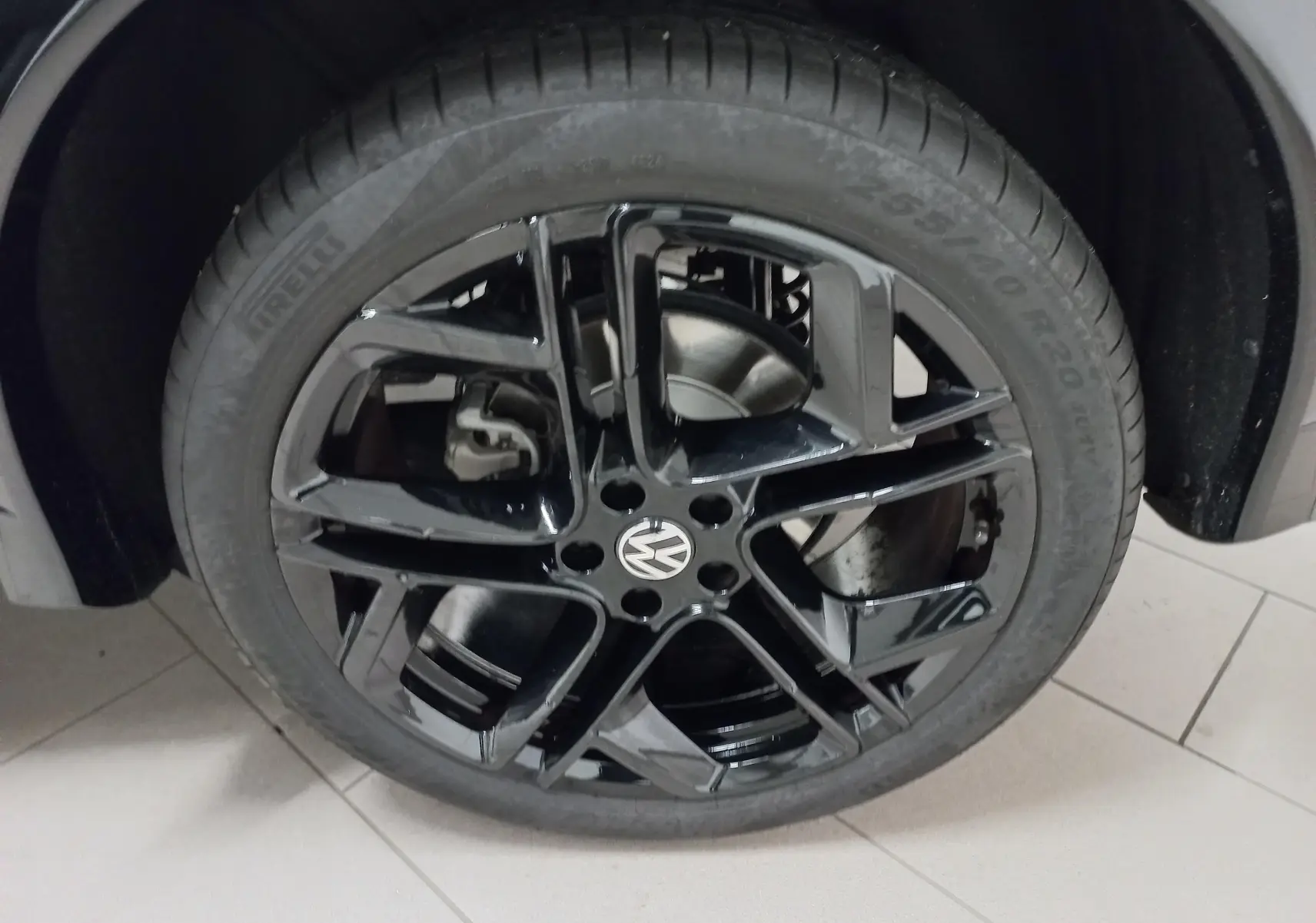 Gros plan sur la jante alliage noir 20 pouces York du Volkswagen Tiguan 2025 Vert Cipressino, pneu Pirelli visible.