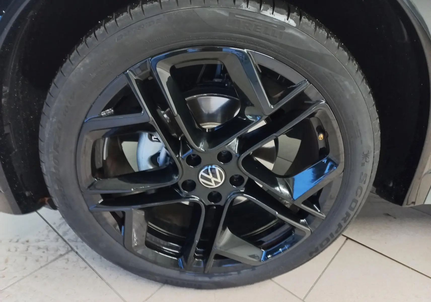 Gros plan sur la jante noire 20 pouces York du Volkswagen Tiguan 1.5 eTSI 150ch DSG7 Black R-Line.