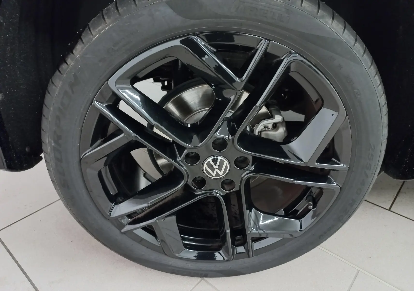 Gros plan sur la jante noire en alliage 20 pouces York du Volkswagen Tiguan 1.5 eTSI Black R-Line.