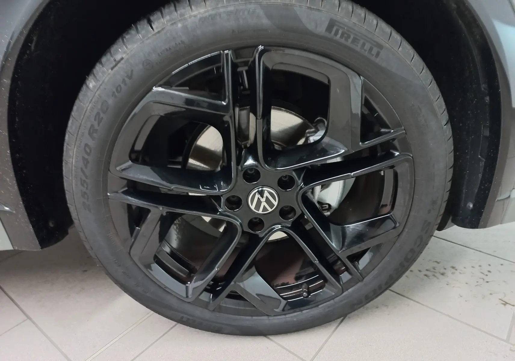 Gros plan sur la jante alliage noir brillant 20 pouces York du Volkswagen Tiguan 1.5 eTSI 150ch Black R-Line.