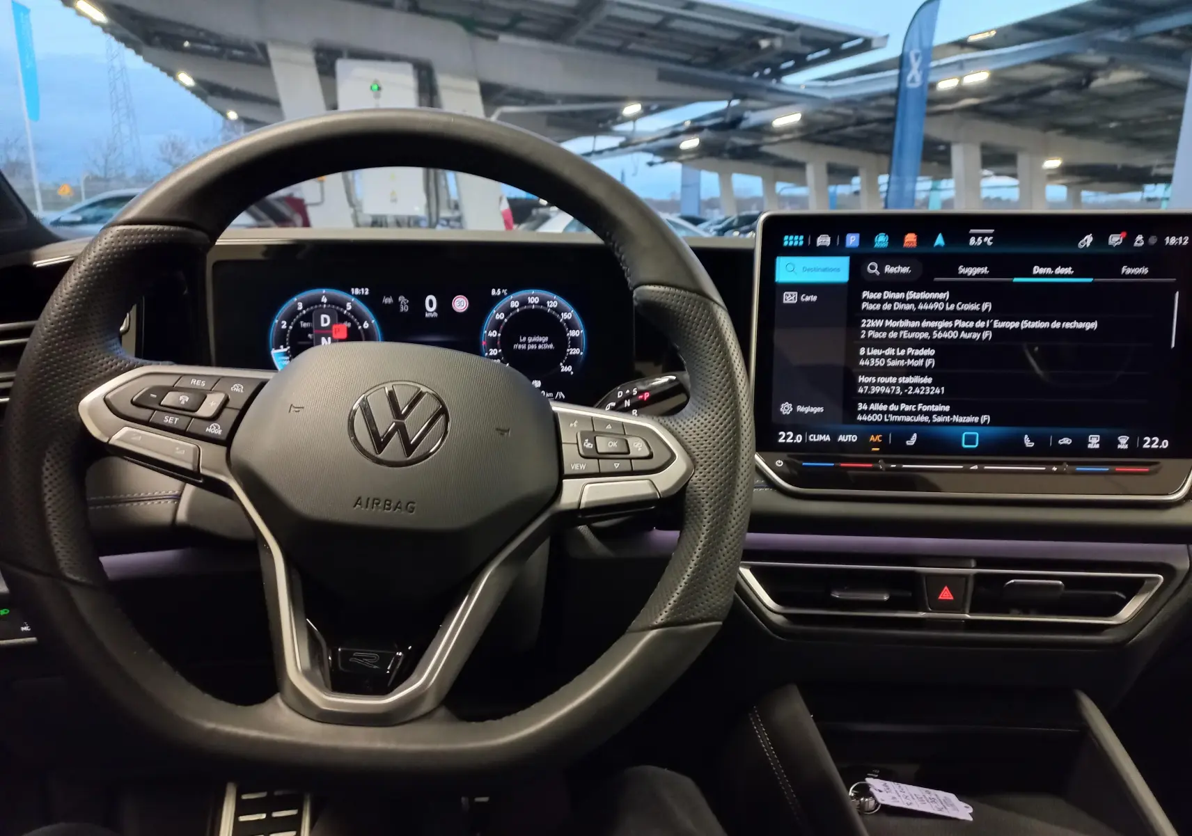 Vue intérieure centrée sur le volant multifonction et l’écran tactile du tableau de bord du Volkswagen Tiguan 2025.