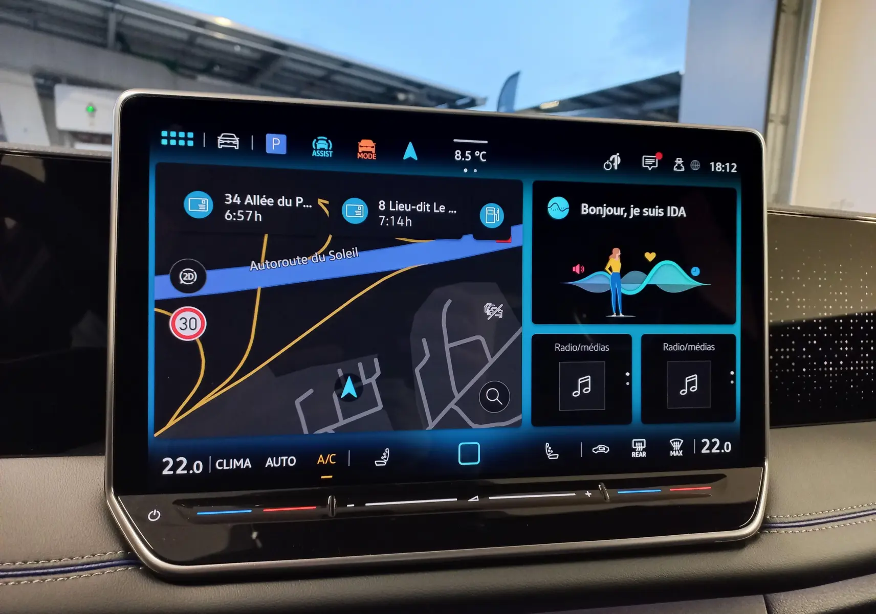 Écran tactile central du Volkswagen Tiguan 2025 affichant la navigation et les commandes multimédias.