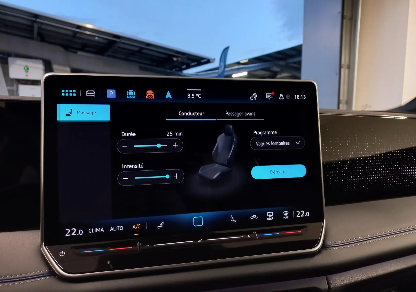 Écran tactile central du Volkswagen Tiguan 2025 affichant le réglage du massage siège conducteur.