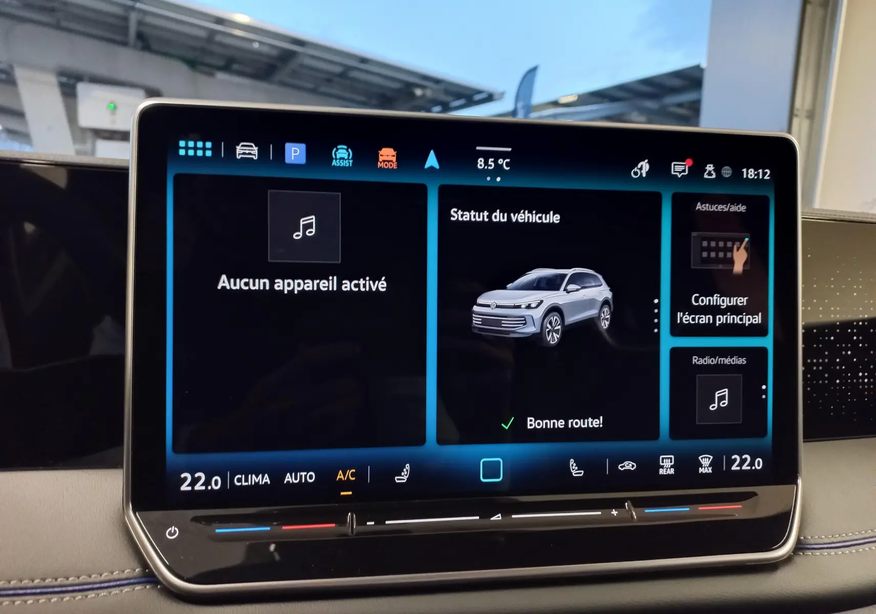 Écran tactile central du Volkswagen Tiguan affichant le statut du véhicule et les commandes climatisation à 22°C.