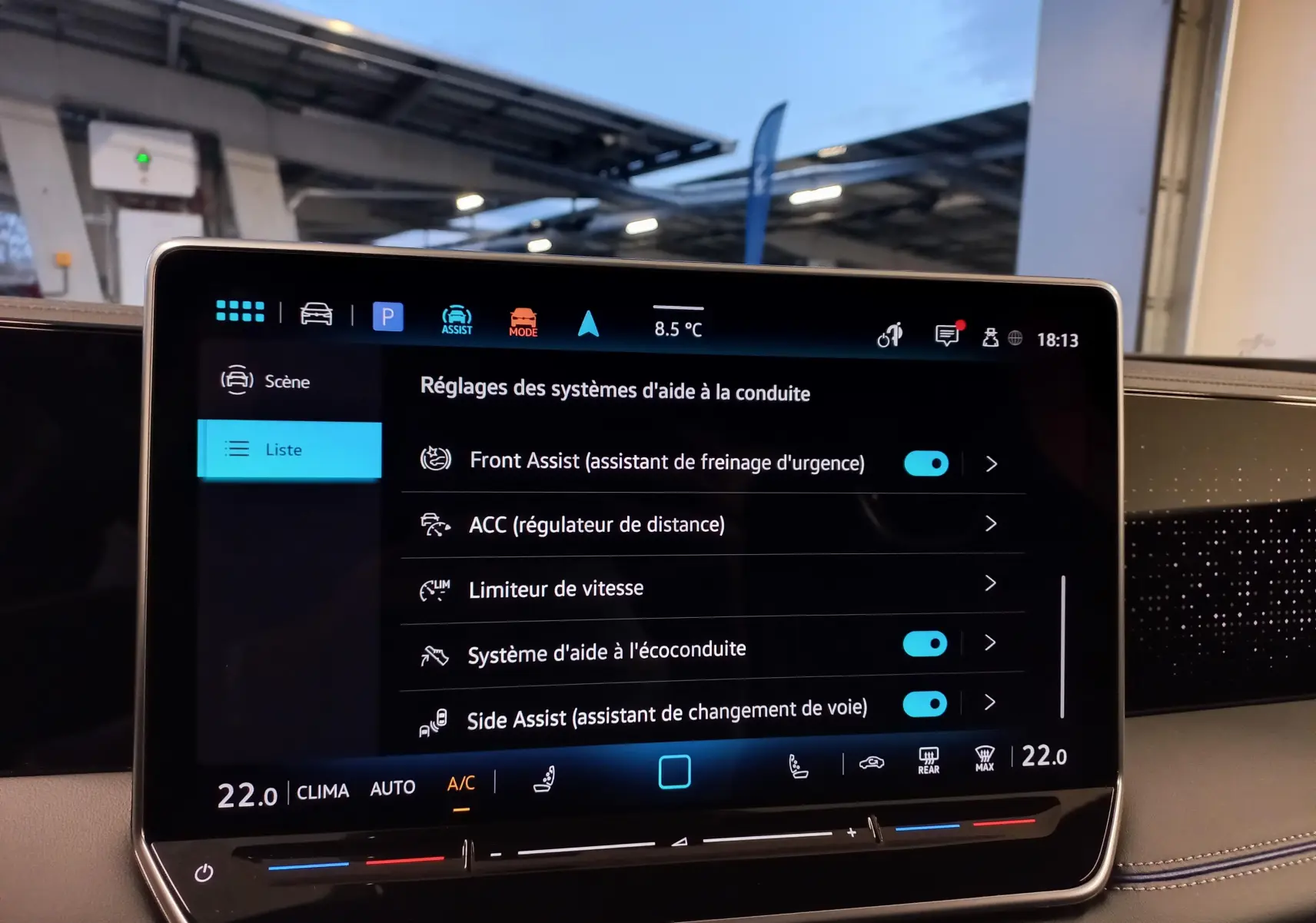 Écran tactile central du Volkswagen Tiguan 2025 affichant les réglages des aides à la conduite, intérieur moderne et lumineux.