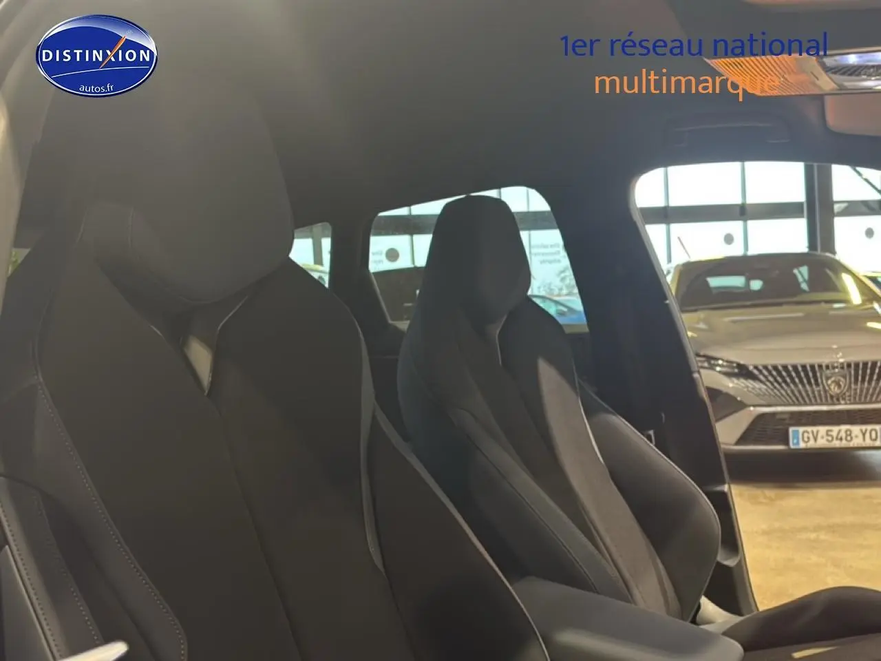 Vue intérieure montrant les sièges avant sport noirs du CUPRA TERRAMAR 2025 avec accoudoir central visible.