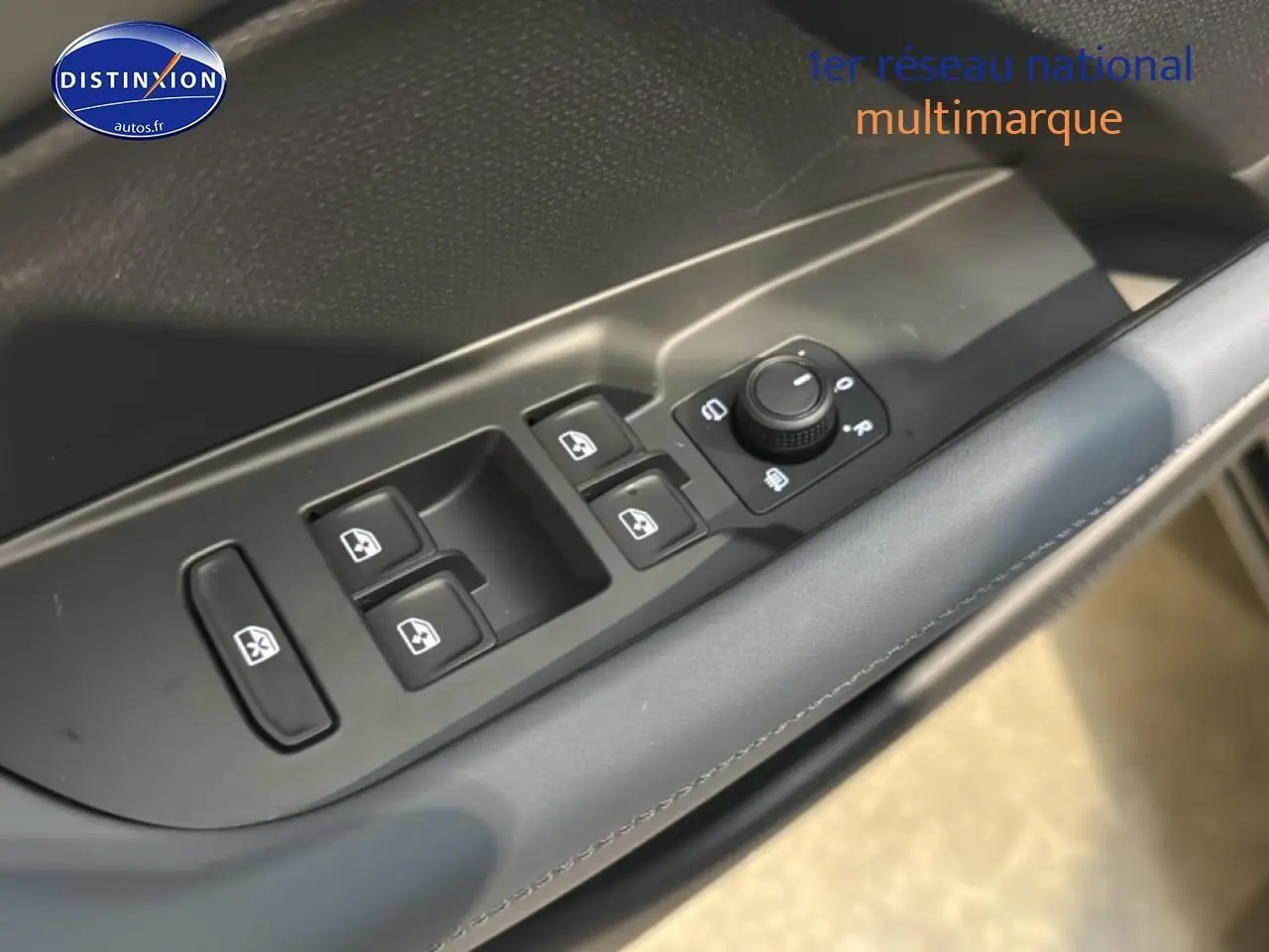 Gros plan sur les commandes de lève-vitres et rétroviseurs côté conducteur d'une CUPRA TERRAMAR noire 2025.