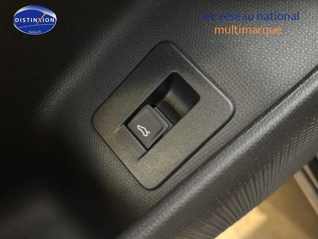 Bouton d'ouverture électrique du coffre sur panneau intérieur noir d'une CUPRA TERRAMAR 2025.