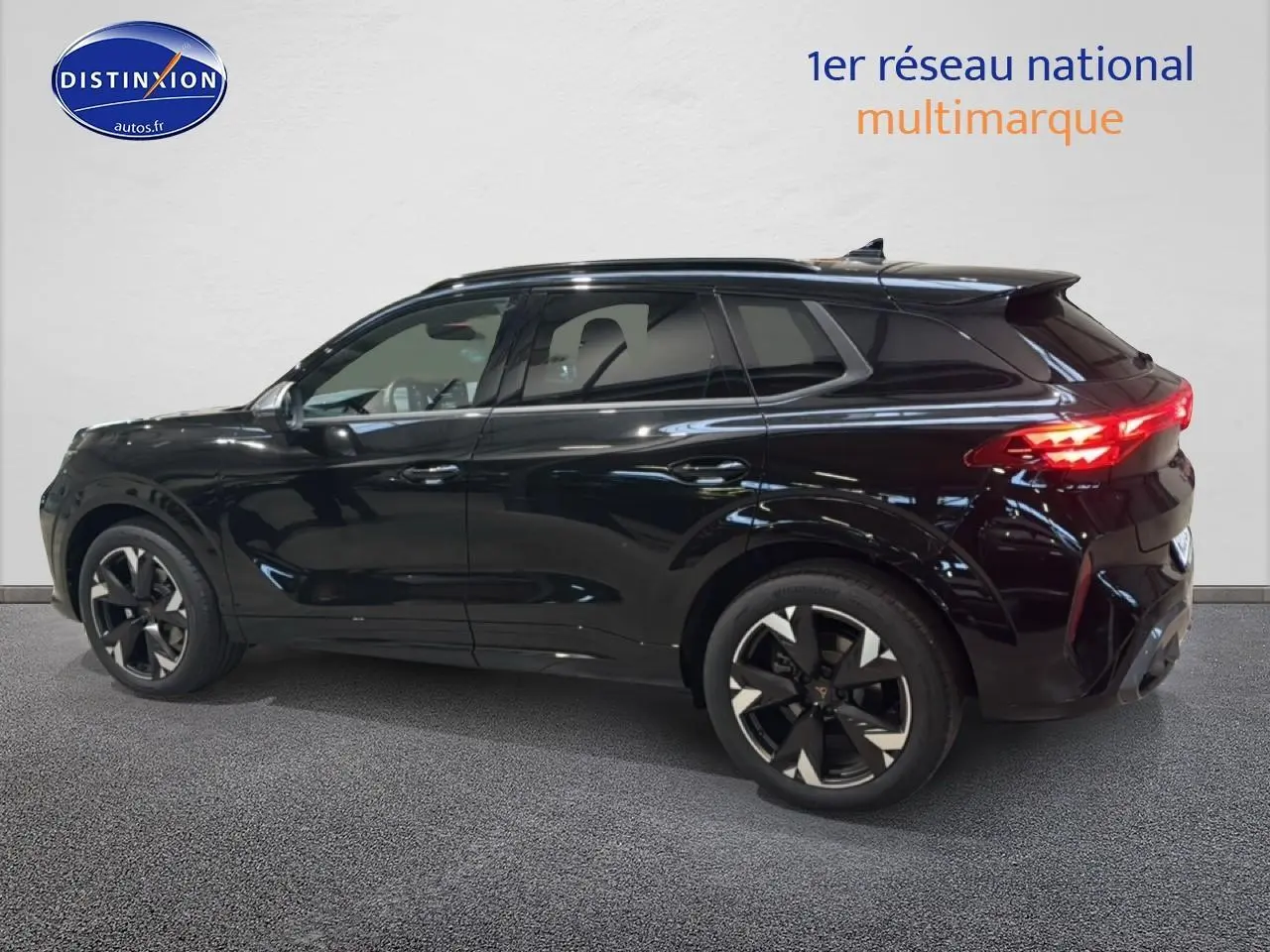 Vue latérale droite d'un SUV CUPRA Terramar noir 2025 avec jantes alu noires et feux arrière LED allumés.