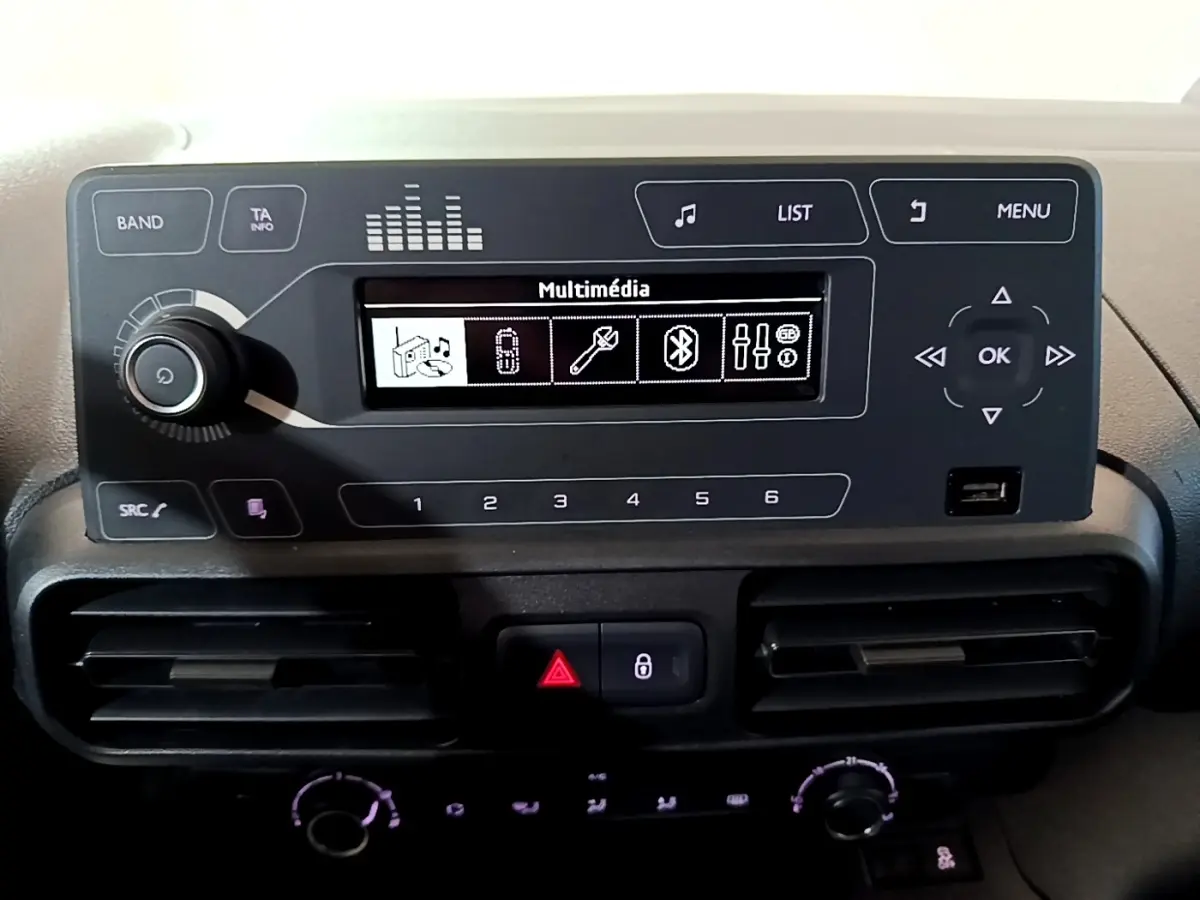 Tableau de bord du Citroën Berlingo XL blanc 2019, vue frontale centrée sur l’écran multimédia et commandes.