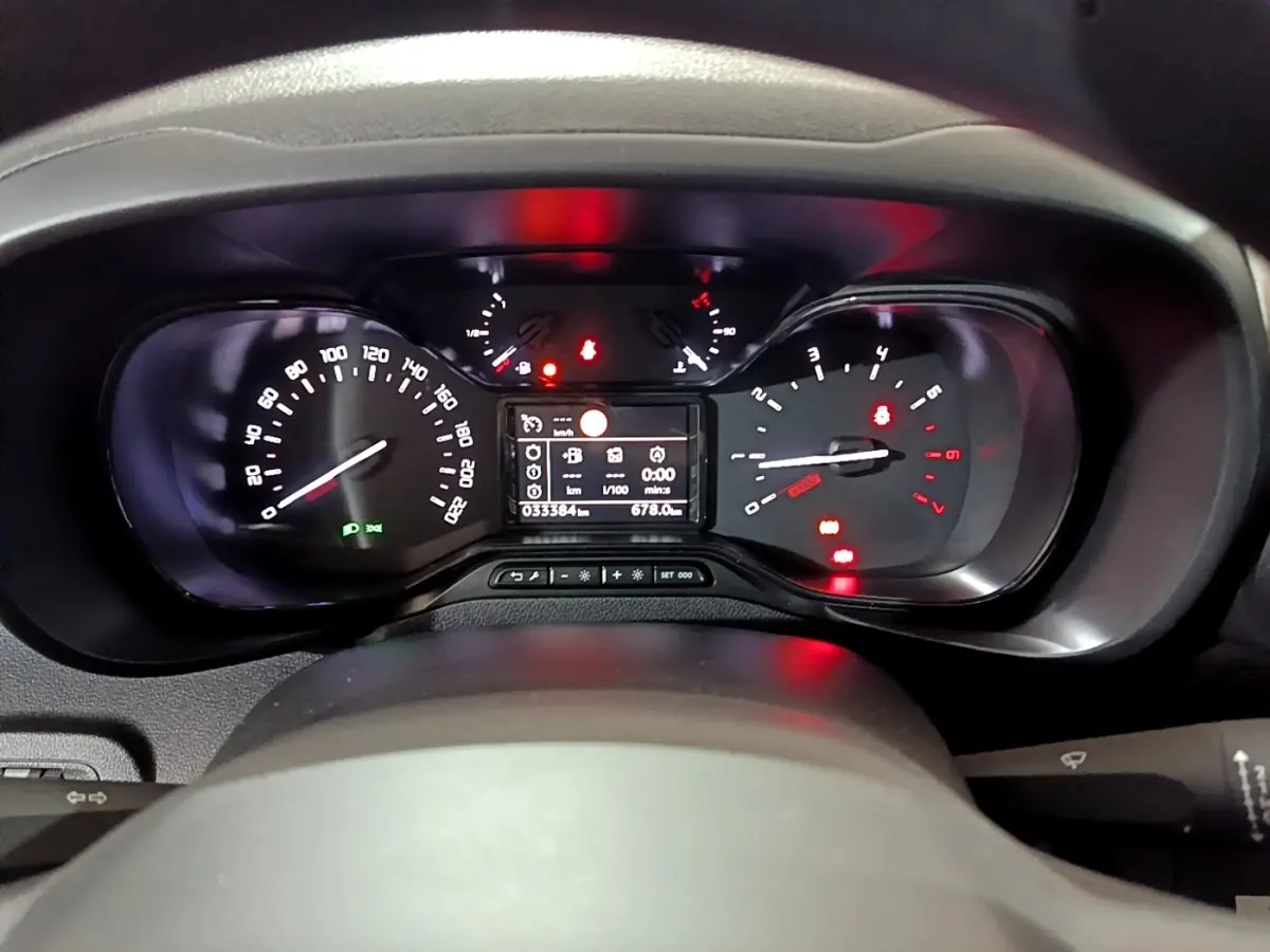 Vue rapprochée du tableau de bord du Citroën Berlingo XL 2019, affichage numérique et compteurs analogiques.