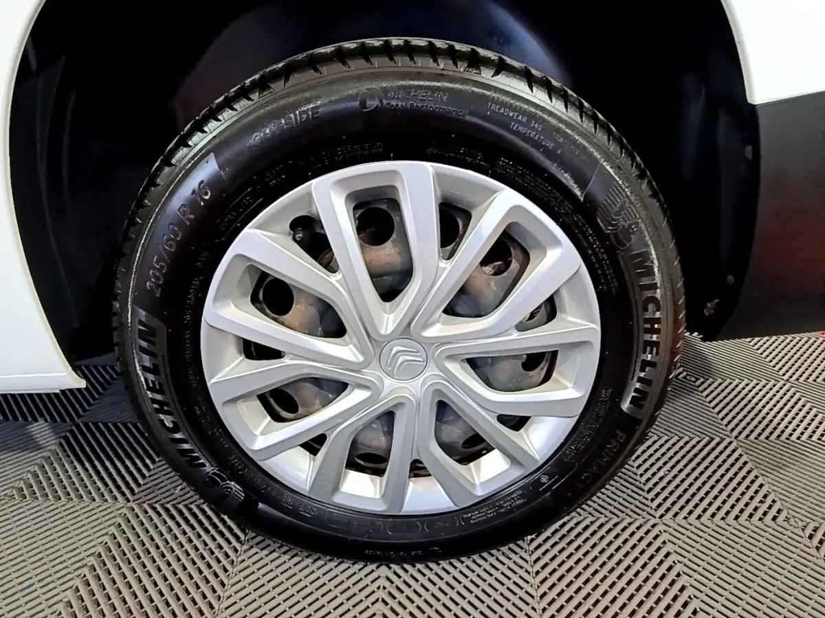 Gros plan sur la roue avant droite blanche d’un Citroën Berlingo XL 2019 avec jante en alliage et pneu Michelin.