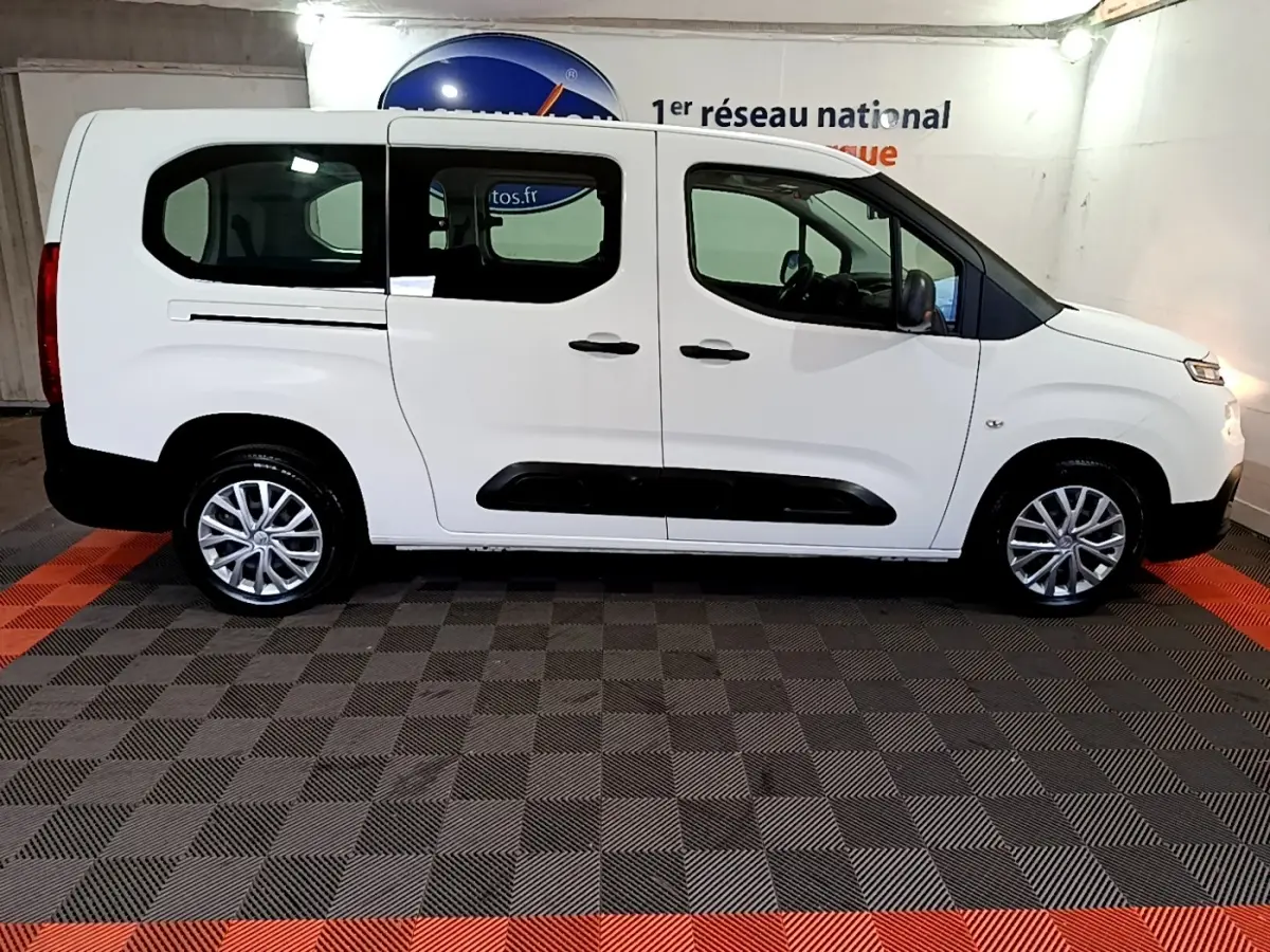 Profil droit d’un Citroën Berlingo XL blanc 2019 avec protections latérales noires et jantes alliage.