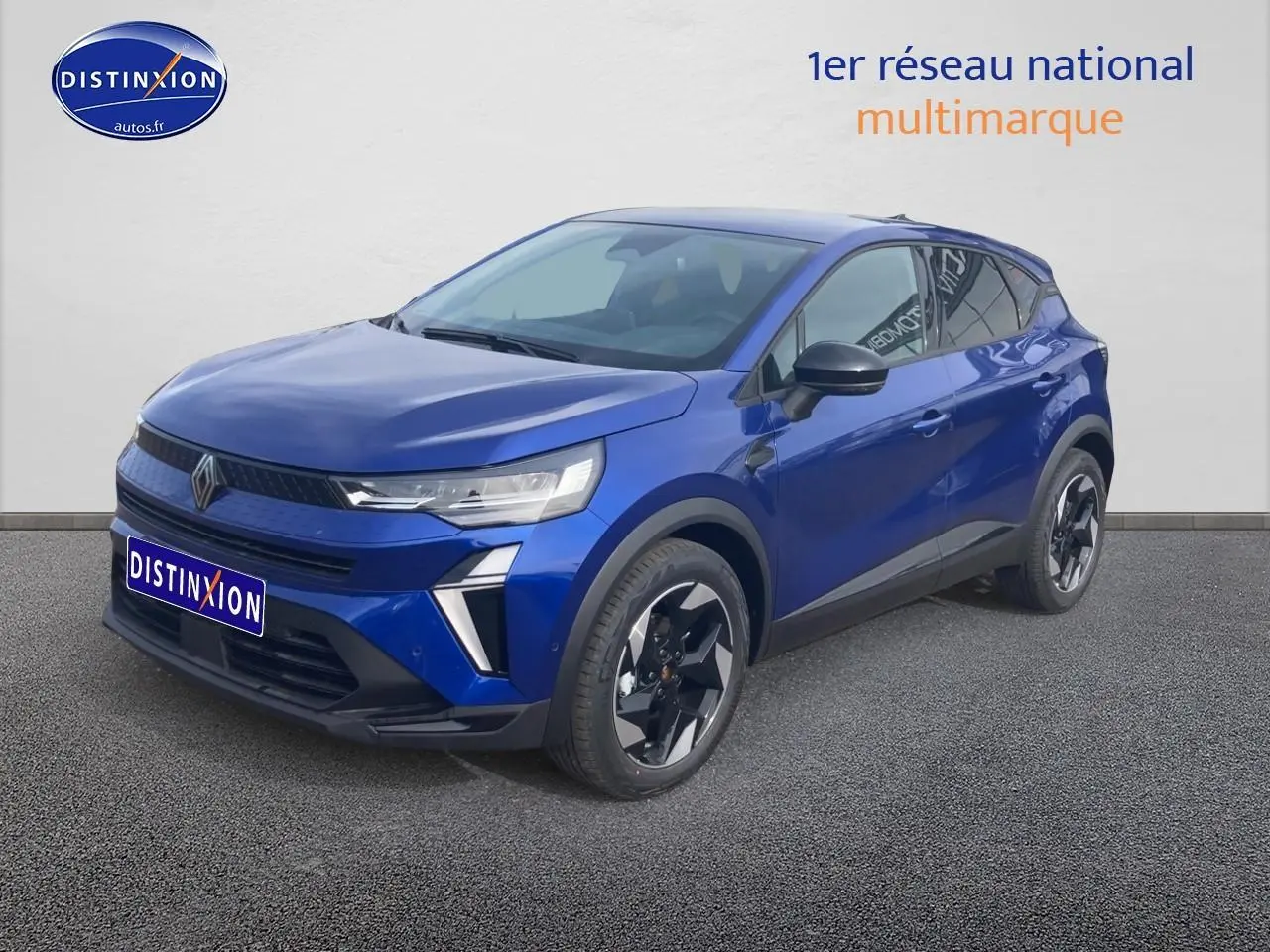 Renault Captur 2025 Bleu Iron en 3/4 avant droit, jantes alu noires et détails noirs contrastants.