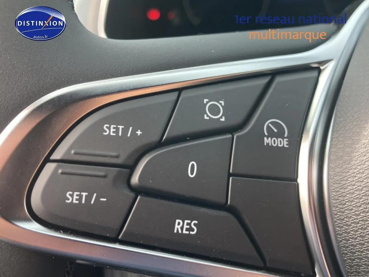 Gros plan sur les commandes de régulateur de vitesse au volant du Renault Captur bleu iron 2025.