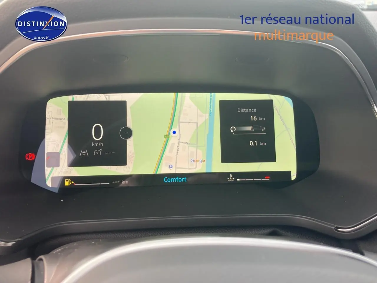 Vue rapprochée du tableau de bord numérique du Renault Captur 2025 affichant la navigation GPS en mode confort.