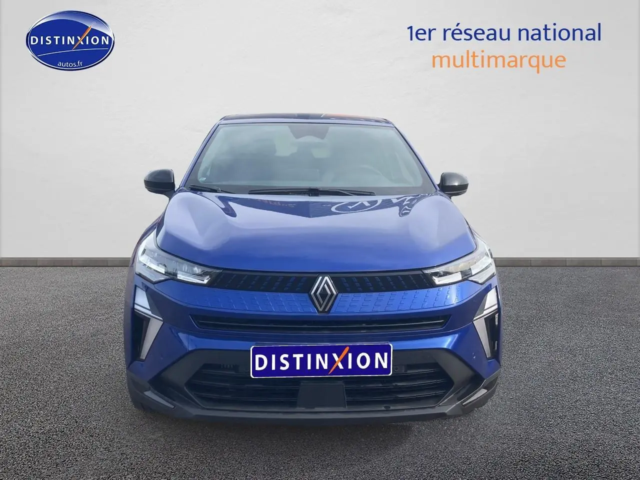 Vue avant du Renault Captur 2025 bleu iron avec calandre moderne et phares LED fins.