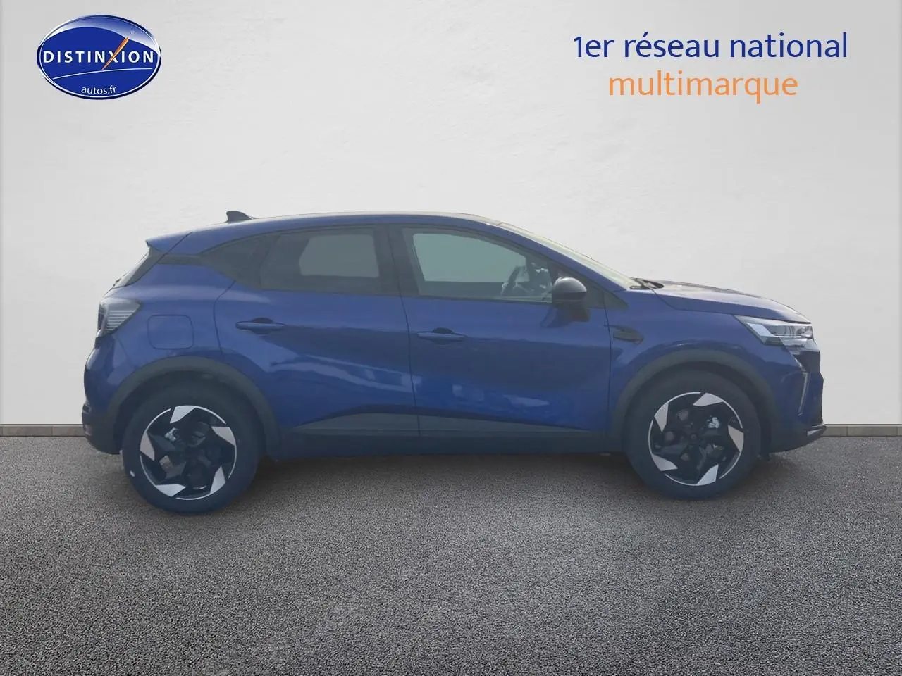 Profil côté gauche du Renault Captur 2025 Bleu Iron avec jantes alu et boucliers couleur carrosserie.