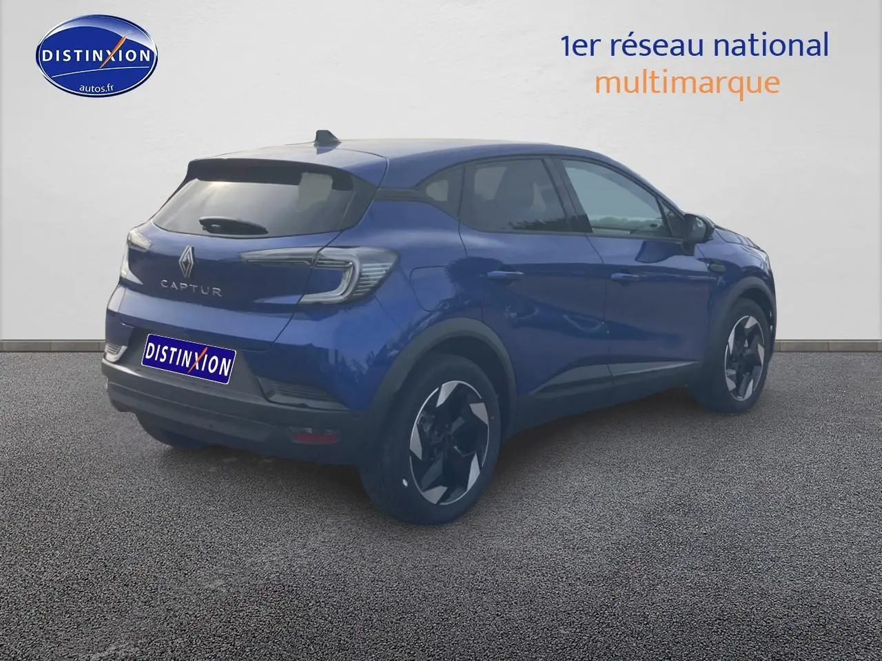 Renault Captur 2025 bleu iron vu en 3/4 arrière droit avec jantes alu et feux arrière LED distinctifs.