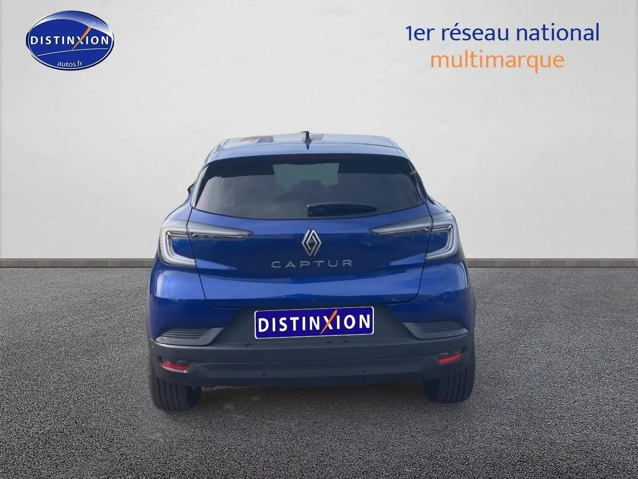 Vue arrière d'un Renault Captur bleu iron 2025 avec feux arrière LED et lunette arrière surteintée.