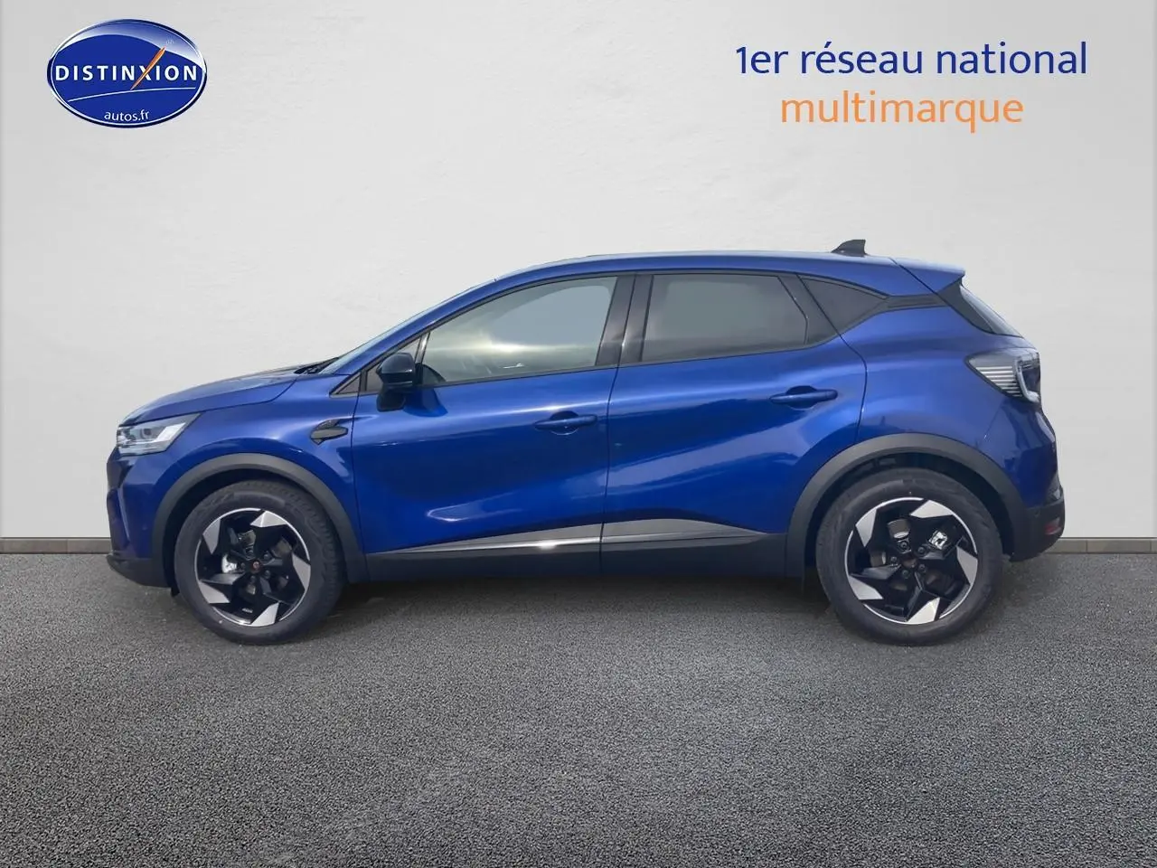 Renault Captur bleu iron vue de profil côté gauche avec jantes alliage et vitres surteintées.