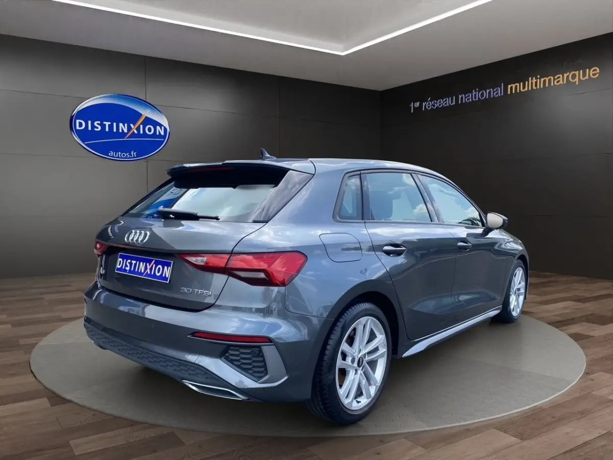 Audi A3 30 TFSI gris foncé vue 3/4 arrière droite avec jantes alliage et feux LED distinctifs.
