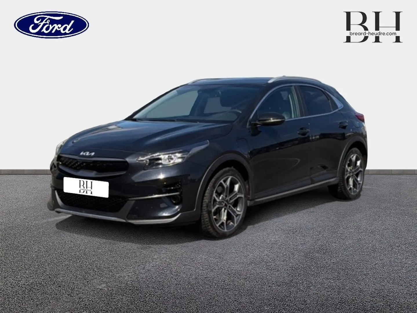 KIA Xceed noir Basalte métallisé en vue 3/4 avant droit, avec jantes alliage et calandre noire distinctive.