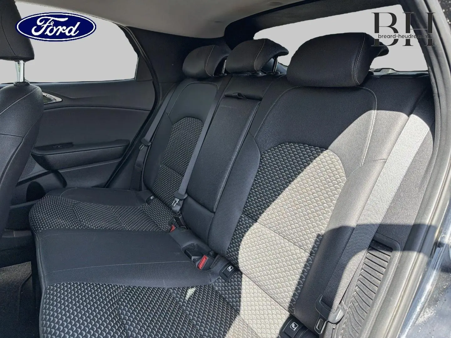 Vue intérieure côté droit des sièges arrière en tissu noir avec motifs géométriques du KIA Xceed noir Basalte 2022.