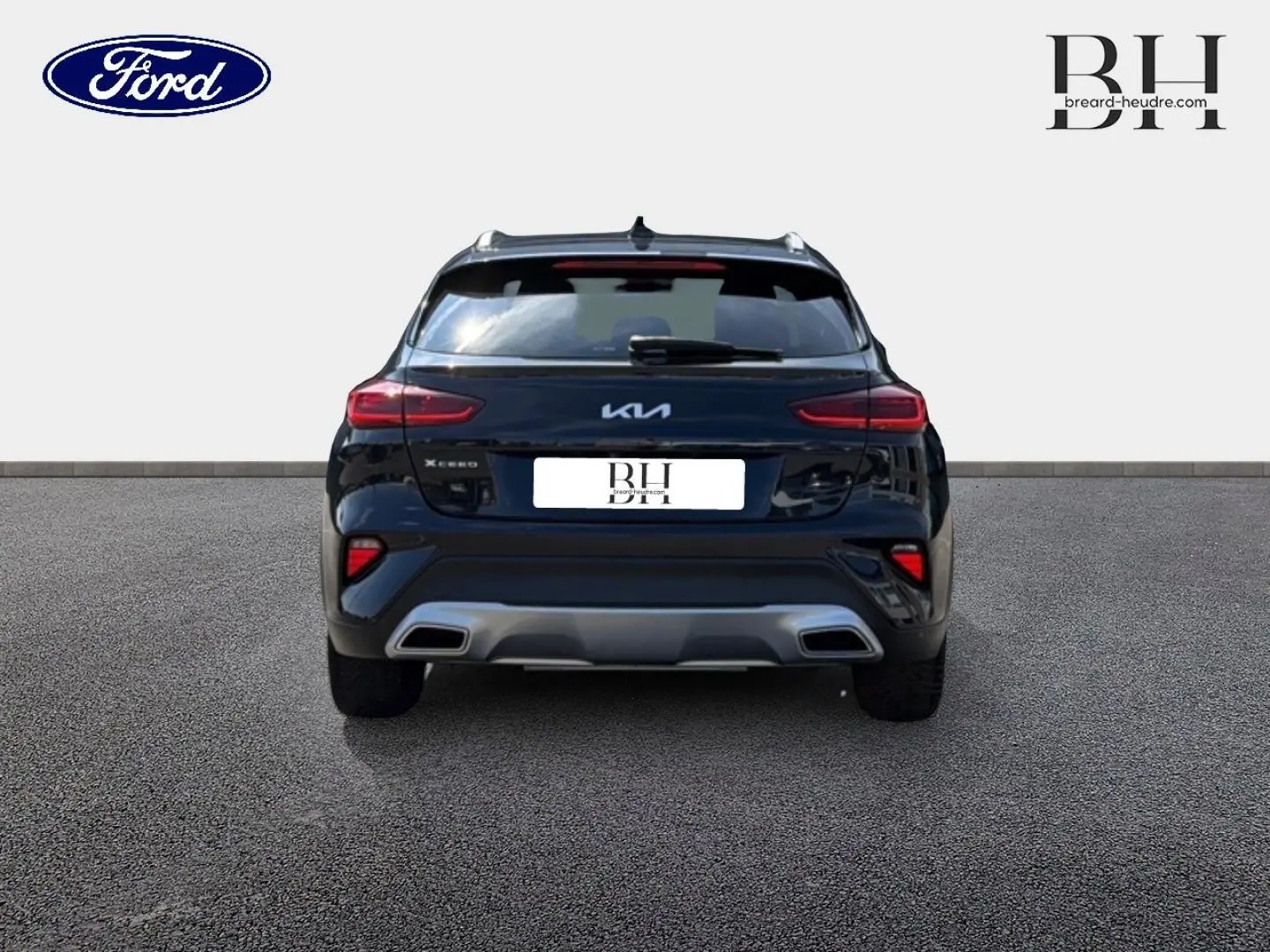 Vue arrière du KIA Xceed noir Basalte métallisé avec feux LED et double sortie d'échappement chromée.