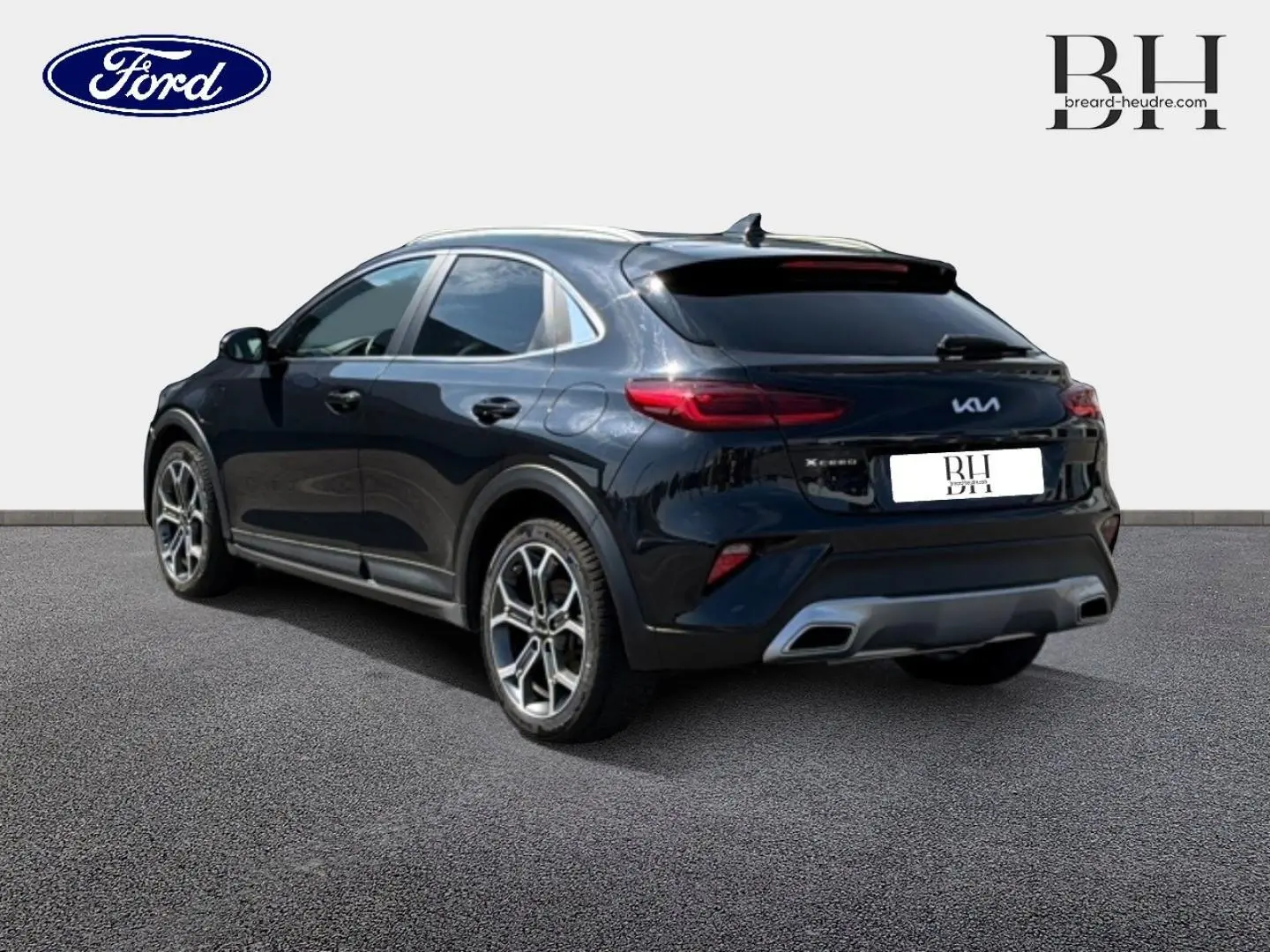 Vue 3/4 arrière droite d'un KIA Xceed noir Basalte métallisé avec jantes alliage et feux arrière LED distinctifs.