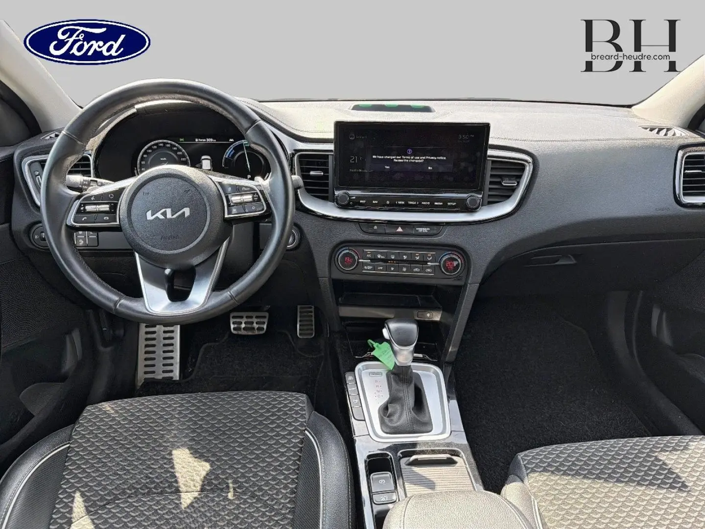 Vue intérieure avant du Kia Xceed 2022 avec volant cuir, écran tactile et levier de vitesse automatique.