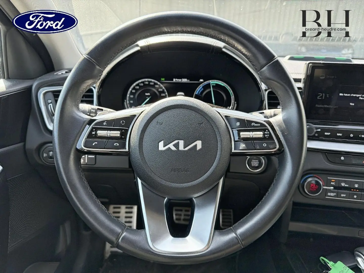 Vue centrée sur le volant cuir noir du Kia Xceed 2022 avec tableau de bord numérique et commandes intégrées.