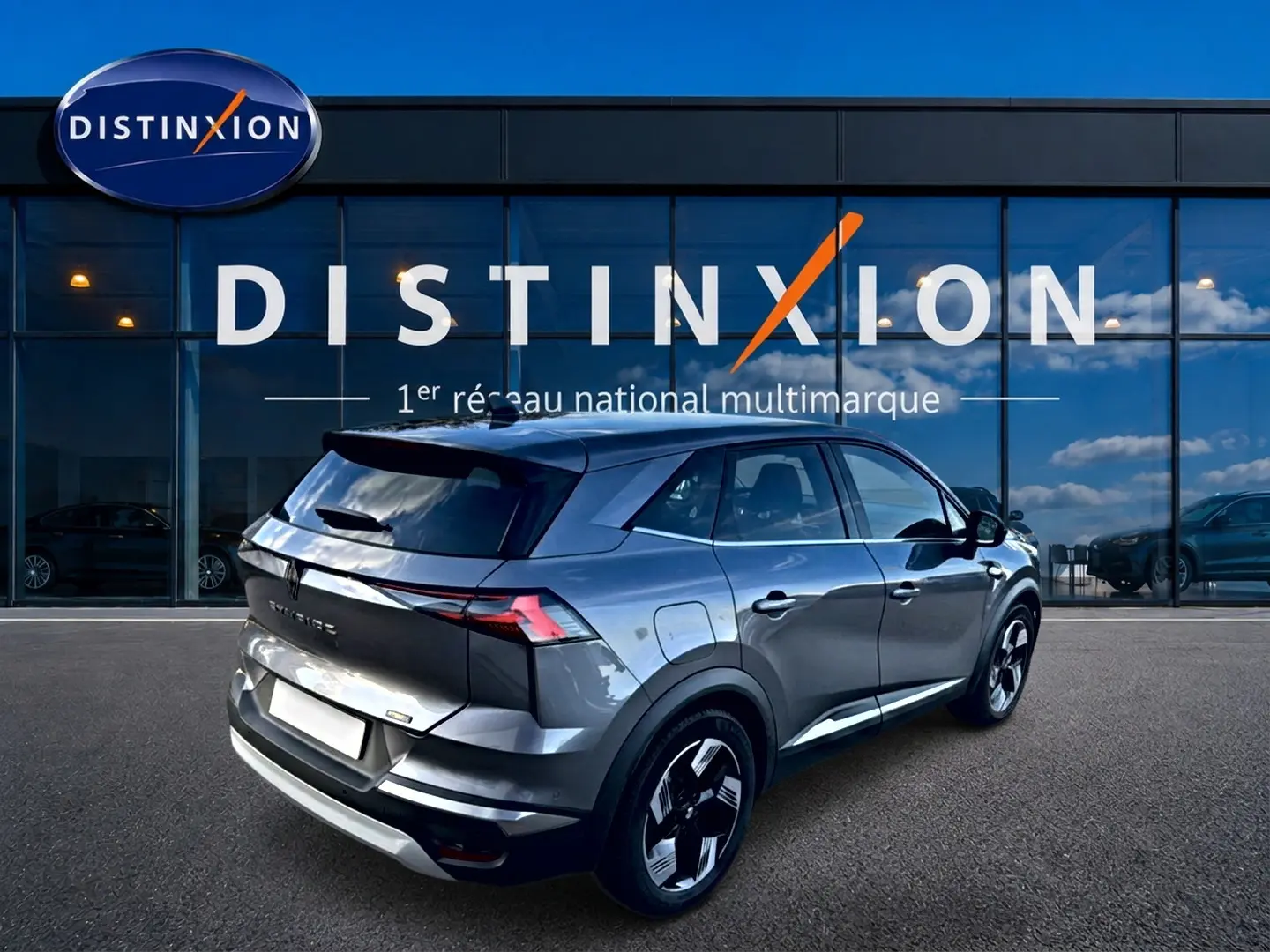 Vue 3/4 arrière droite du Renault Symbioz gris 2025 avec jantes noires et vitres arrière surteintées.