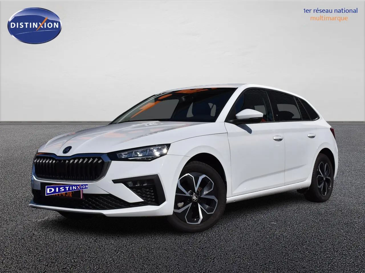 Skoda Scala blanc glacier vue 3/4 avant droit avec calandre noire et jantes alliage distinctives.