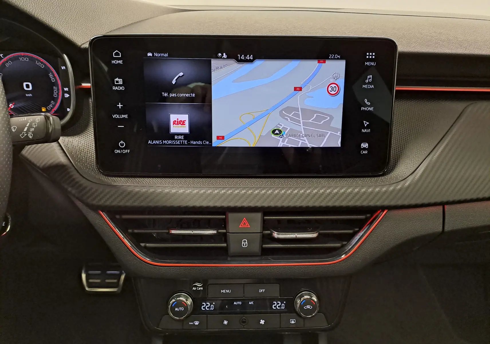 Vue rapprochée du tableau de bord du Skoda Kamiq 2024 bleu RS, avec écran tactile et détails rouges décoratifs.