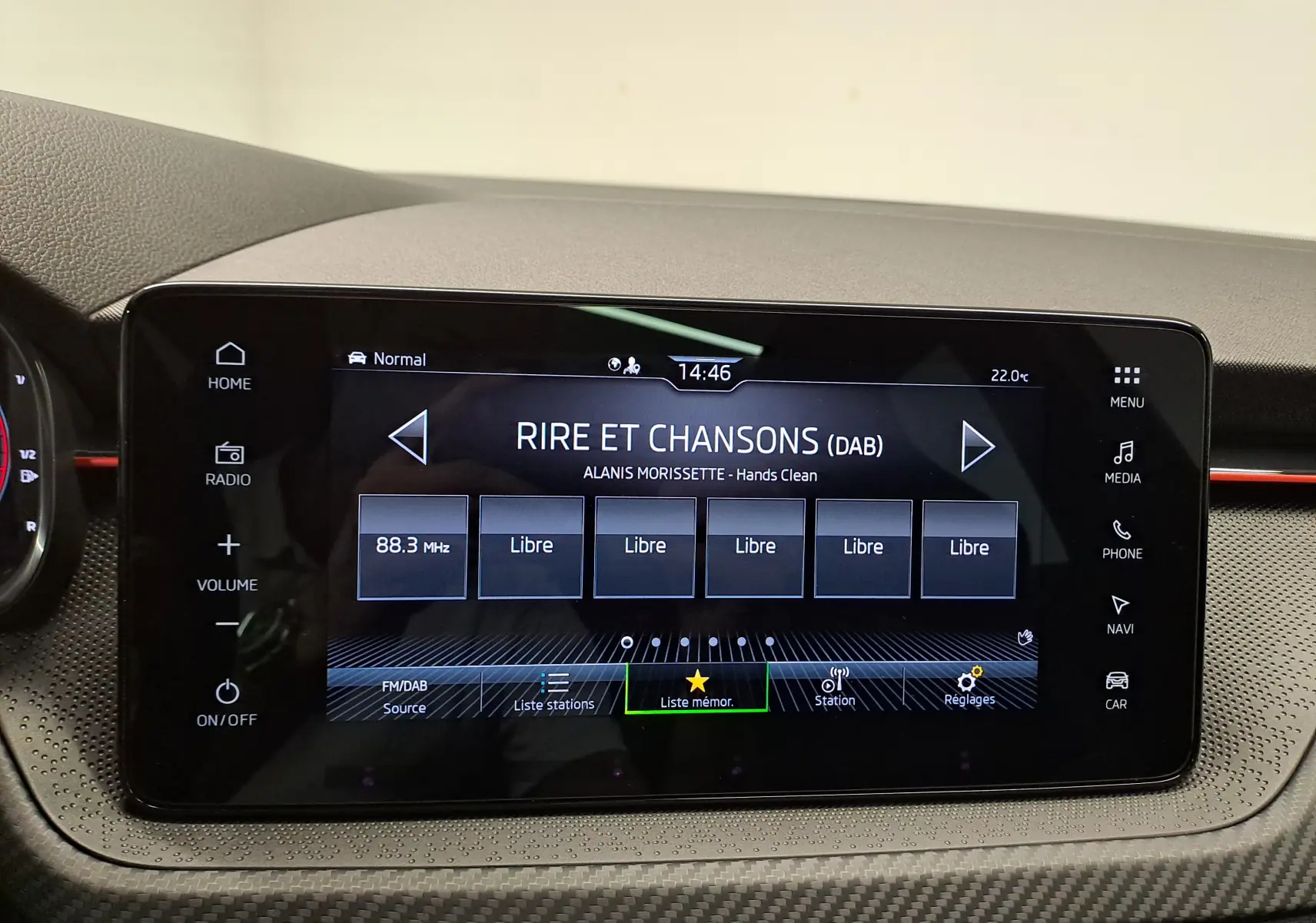 Écran tactile central du Skoda Kamiq 2024 affichant la radio DAB avec interface moderne et commandes tactiles.