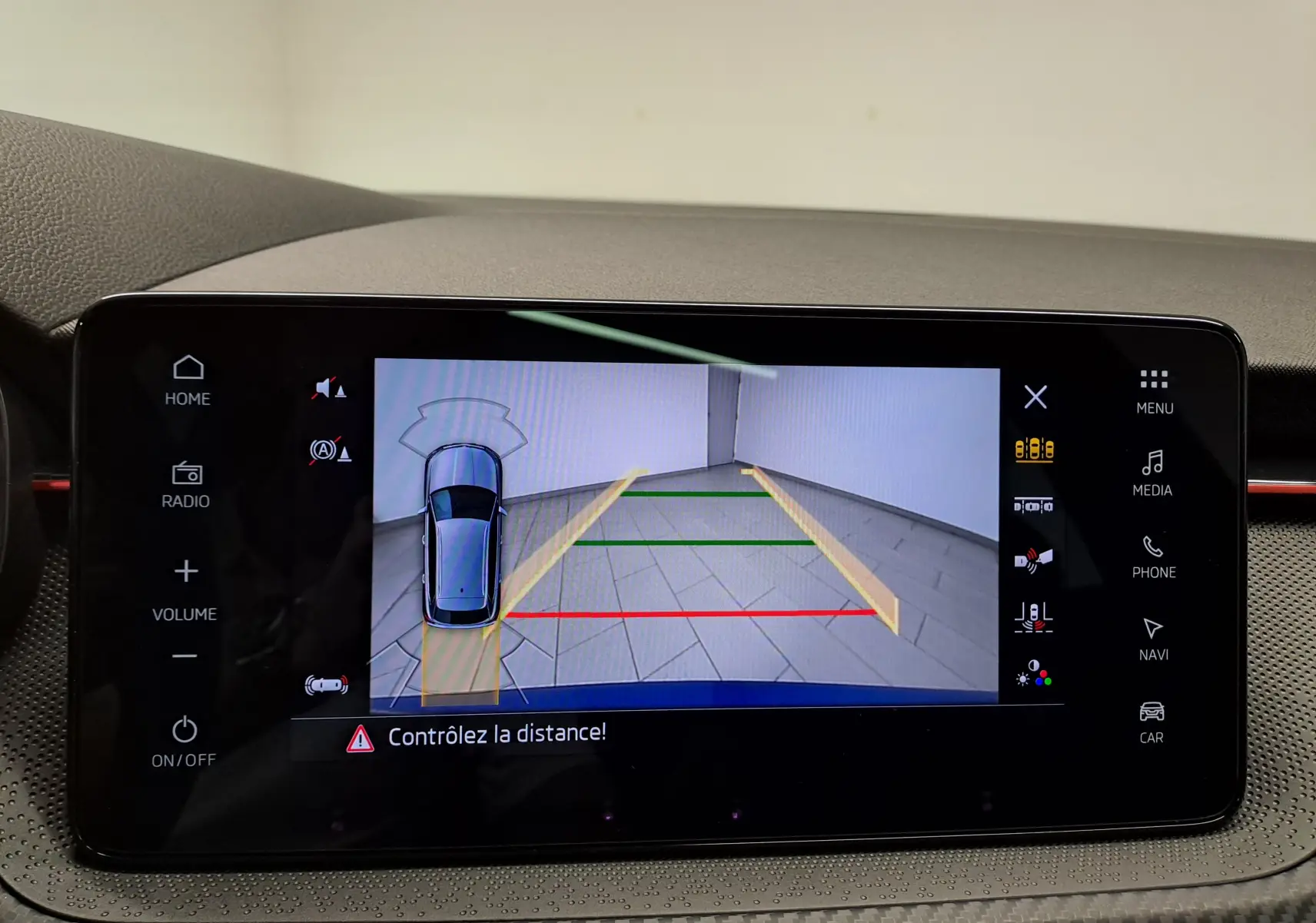 Écran tactile intérieur montrant la caméra de recul avec guidage de trajectoire du Skoda Kamiq Bleu RS, version 2024.