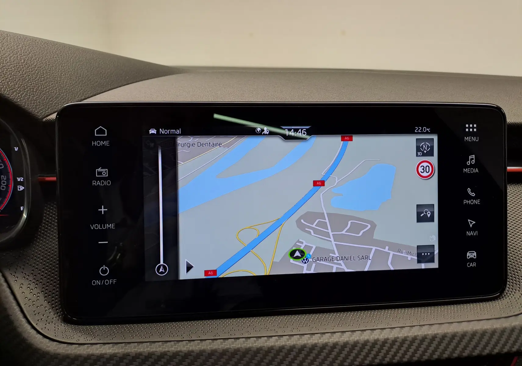 Écran tactile central du Skoda Kamiq 2024 affichant la navigation avec carte et commandes tactiles autour.