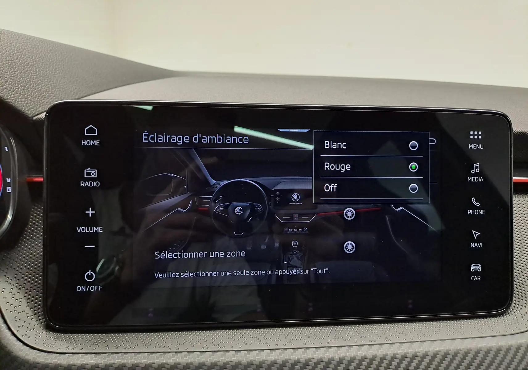 Écran tactile intérieur du Skoda Kamiq 2024 montrant le menu d’éclairage d’ambiance avec options blanc, rouge et off.