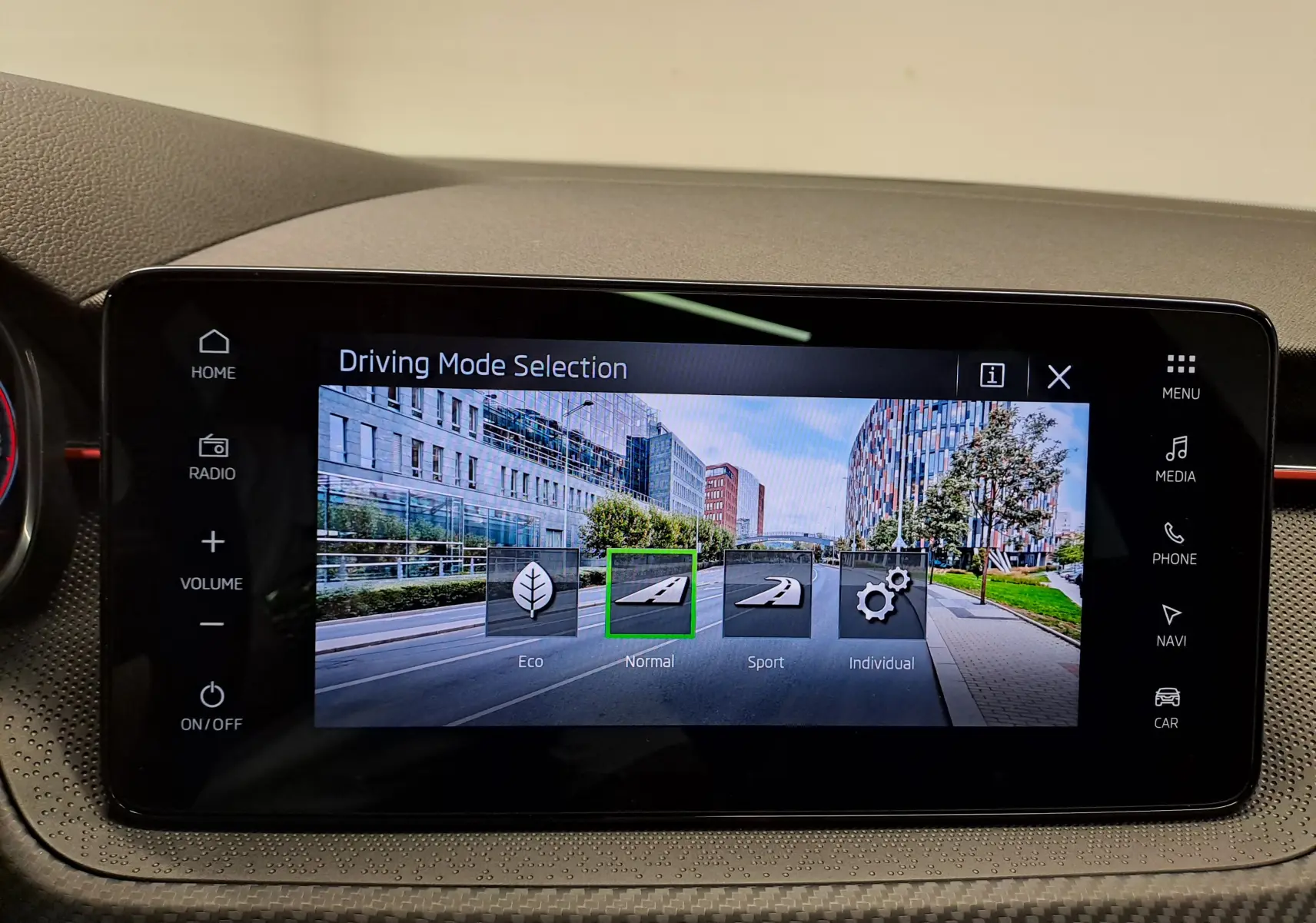 Écran tactile central du Skoda Kamiq 2024 affichant la sélection du mode de conduite avec options Eco, Normal, Sport et Individuel.