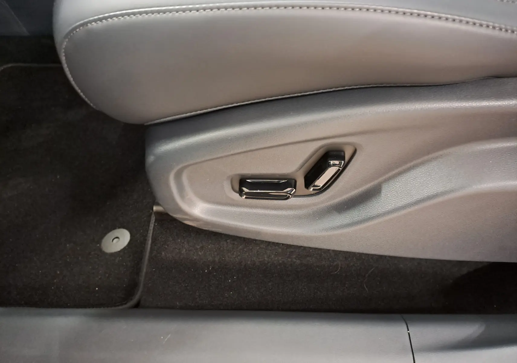Détail des commandes électriques de réglage du siège conducteur du Geely E5 PRO gris Moonlight 2026.