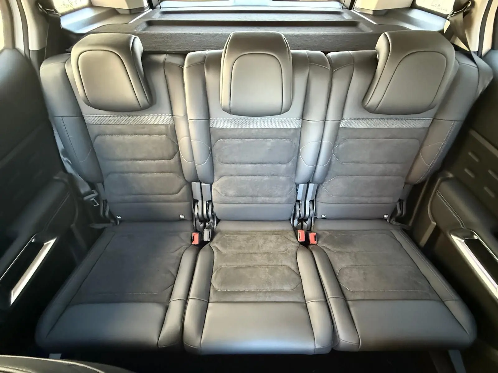 Vue rapprochée des sièges arrière en cuir noir du Citroën C5 Aircross 2024, finition Urban Black.