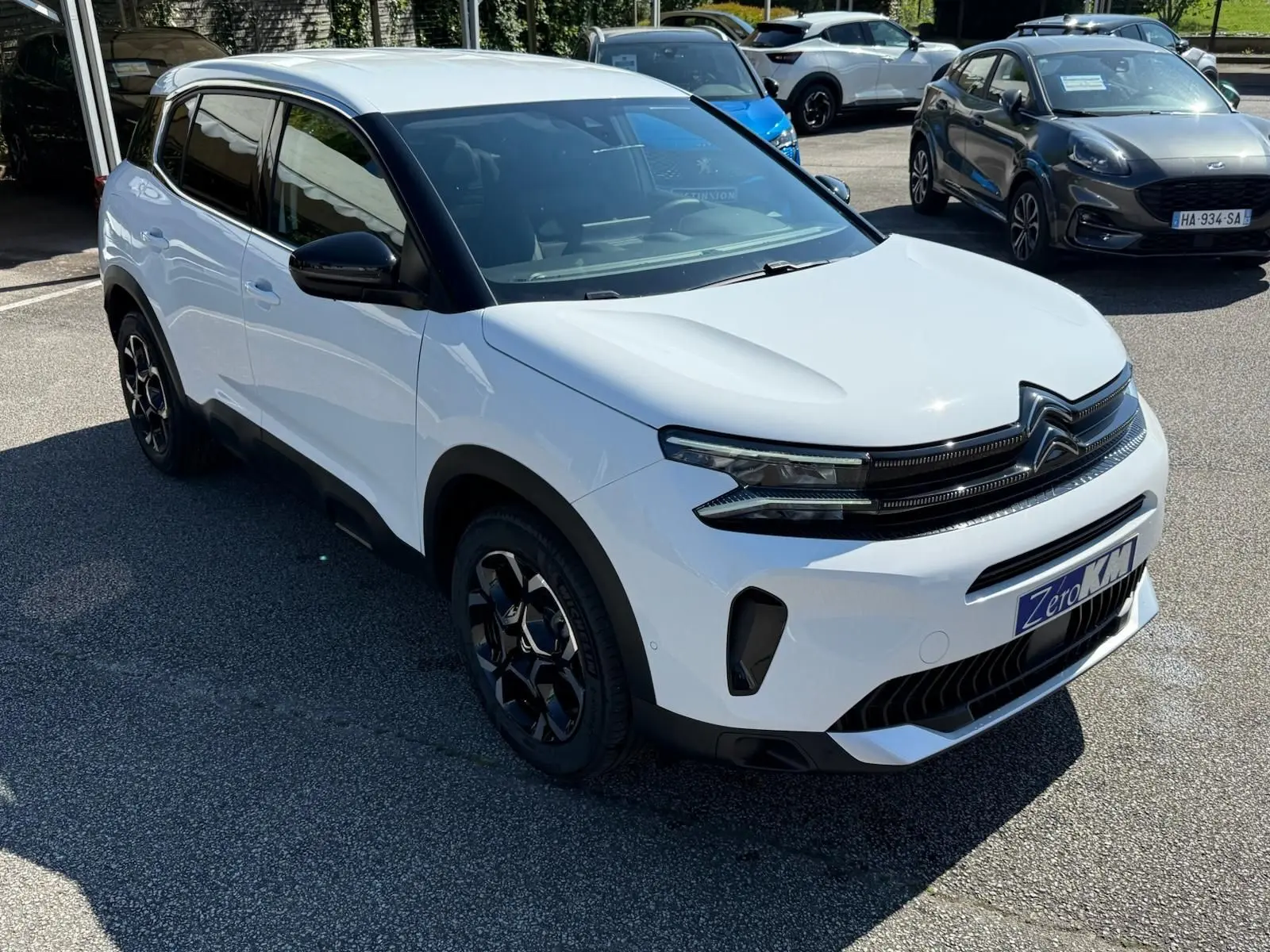 Citroën C5 Aircross blanc banquise en 3/4 avant droit avec jantes noires et toit contrasté noir.
