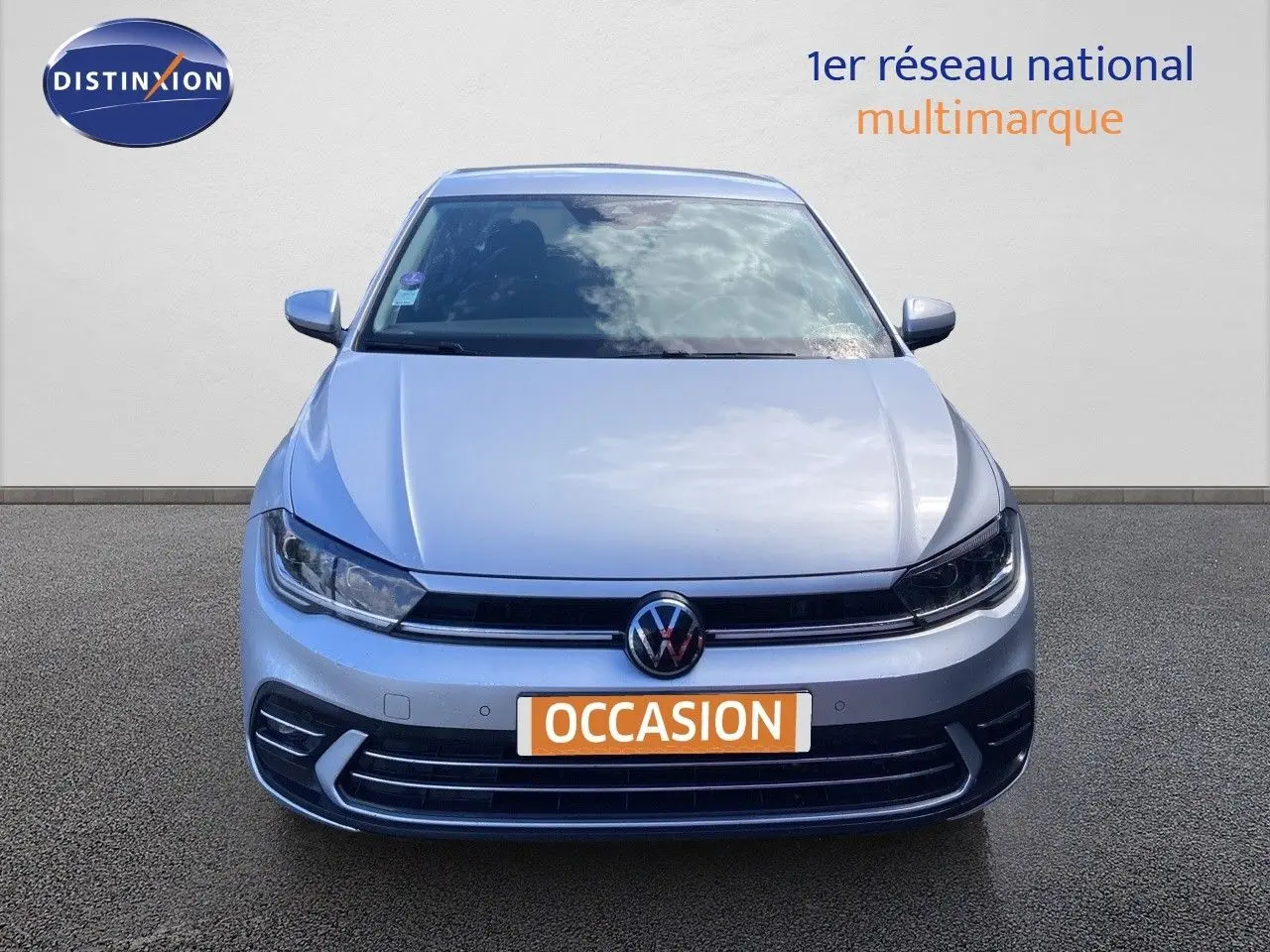 Vue frontale d'une Volkswagen Polo 2023 couleur reflet d'argent métal avec calandre noire et logo VW central.
