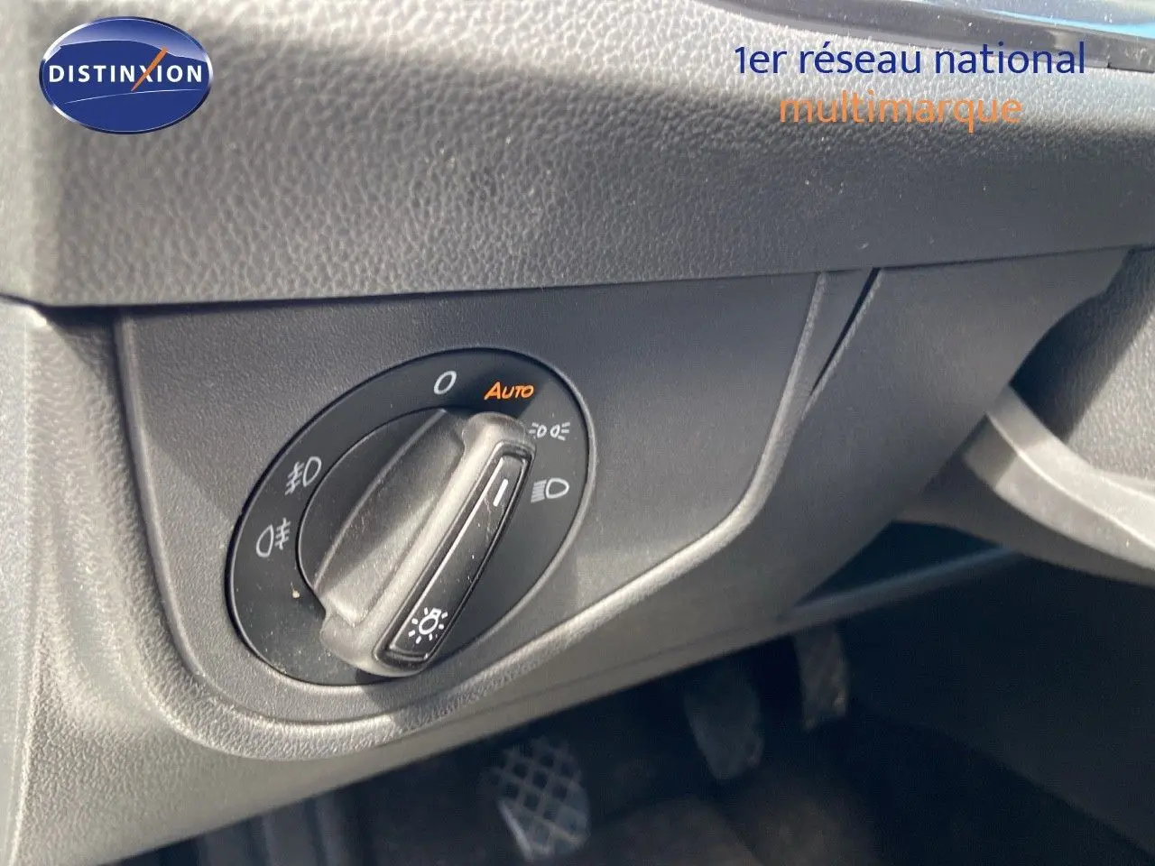 Gros plan sur le bouton de commande des phares dans l'habitacle d'une Volkswagen Polo argentée 2023.
